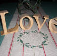 Schriftzug Love aus Olivenholz